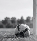 Balón junto a un arco al terminar el entrenamiento